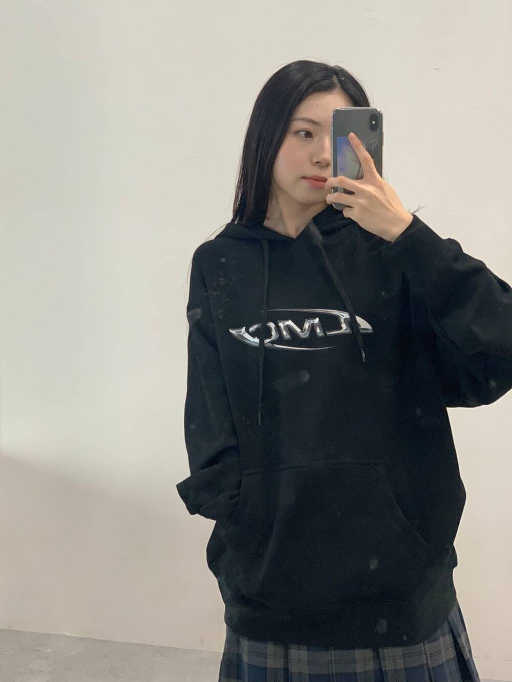 グレー系のスカート、ブラック系のパーカーを着用したレディースの秋コーディネートの6枚目の写真