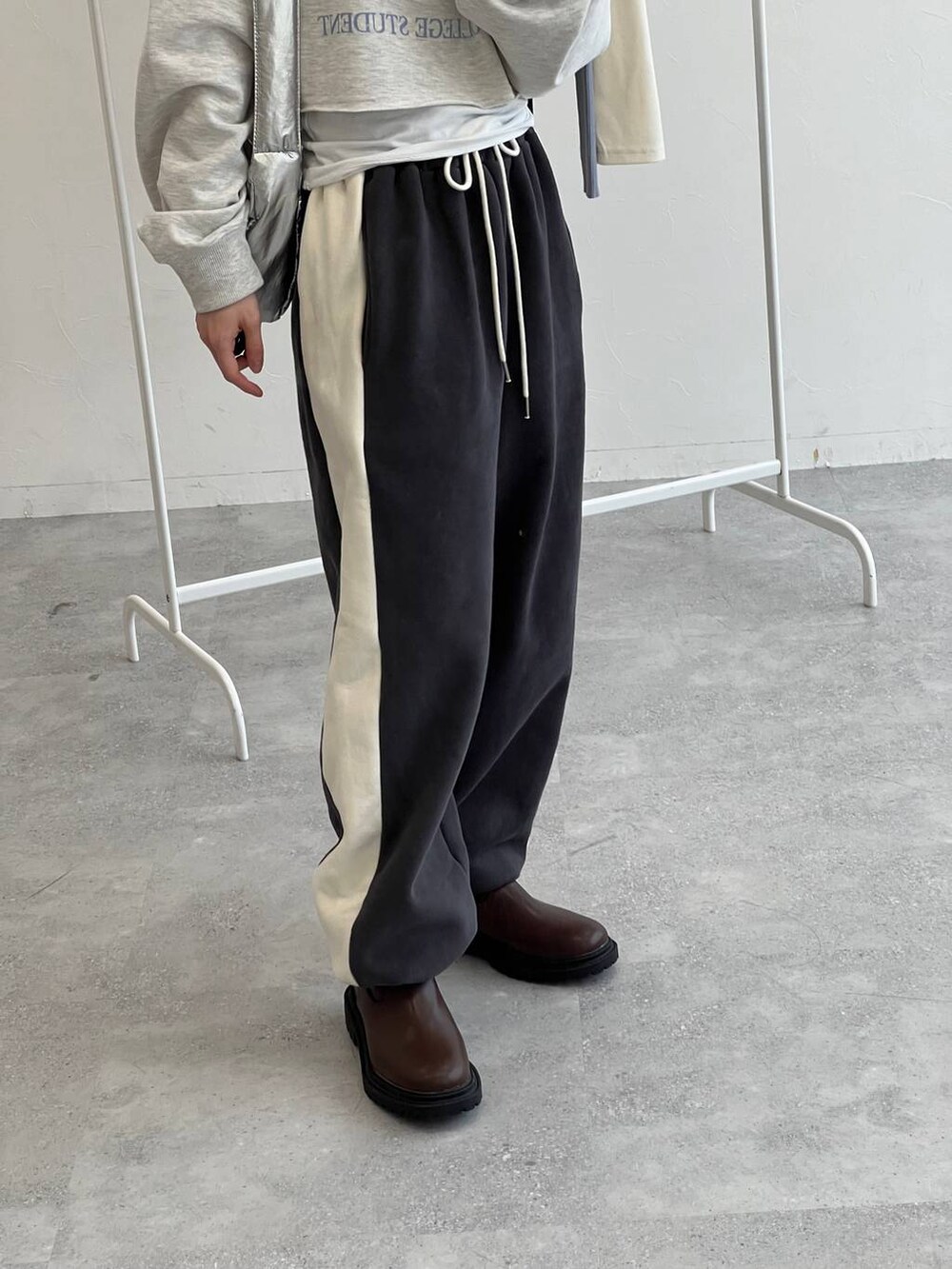 グレー系のTシャツ/カットソー、その他のショルダーバッグ、グレー系のスウェットパンツを着用したレディースの冬コーディネートの8枚目の写真