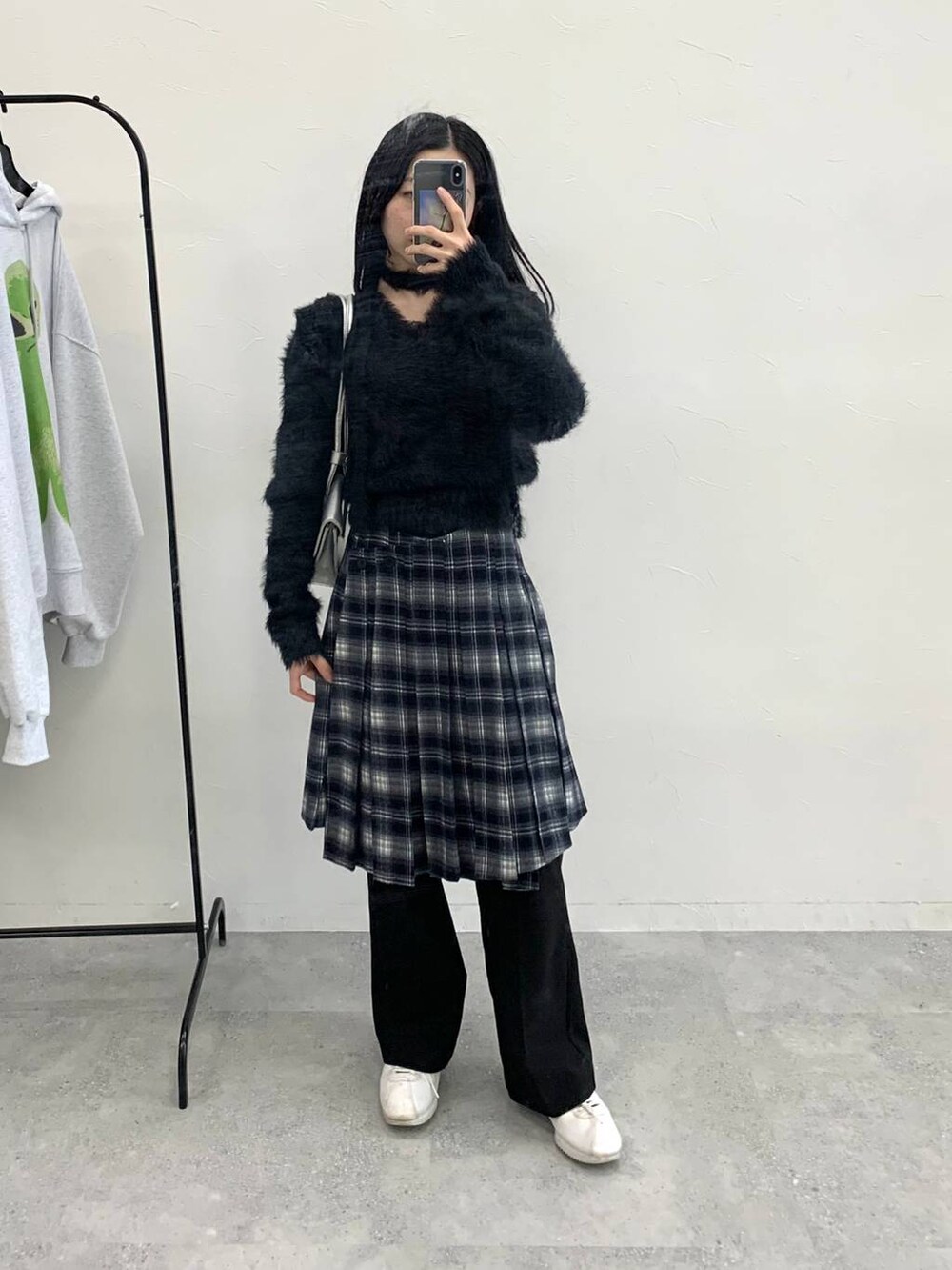 シルバー系のショルダーバッグ、グレー系のニット/セーターを着用したレディースの冬コーディネートの2枚目の写真