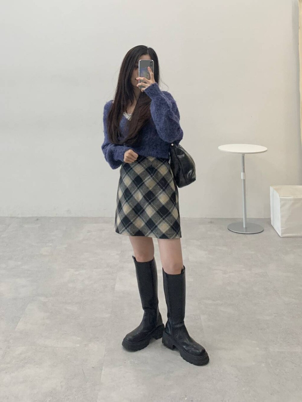 グレー系のカーディガン/ボレロ、ブラック系のスカート、ブラック系のブーツを着用したレディースの秋コーディネートの4枚目の写真