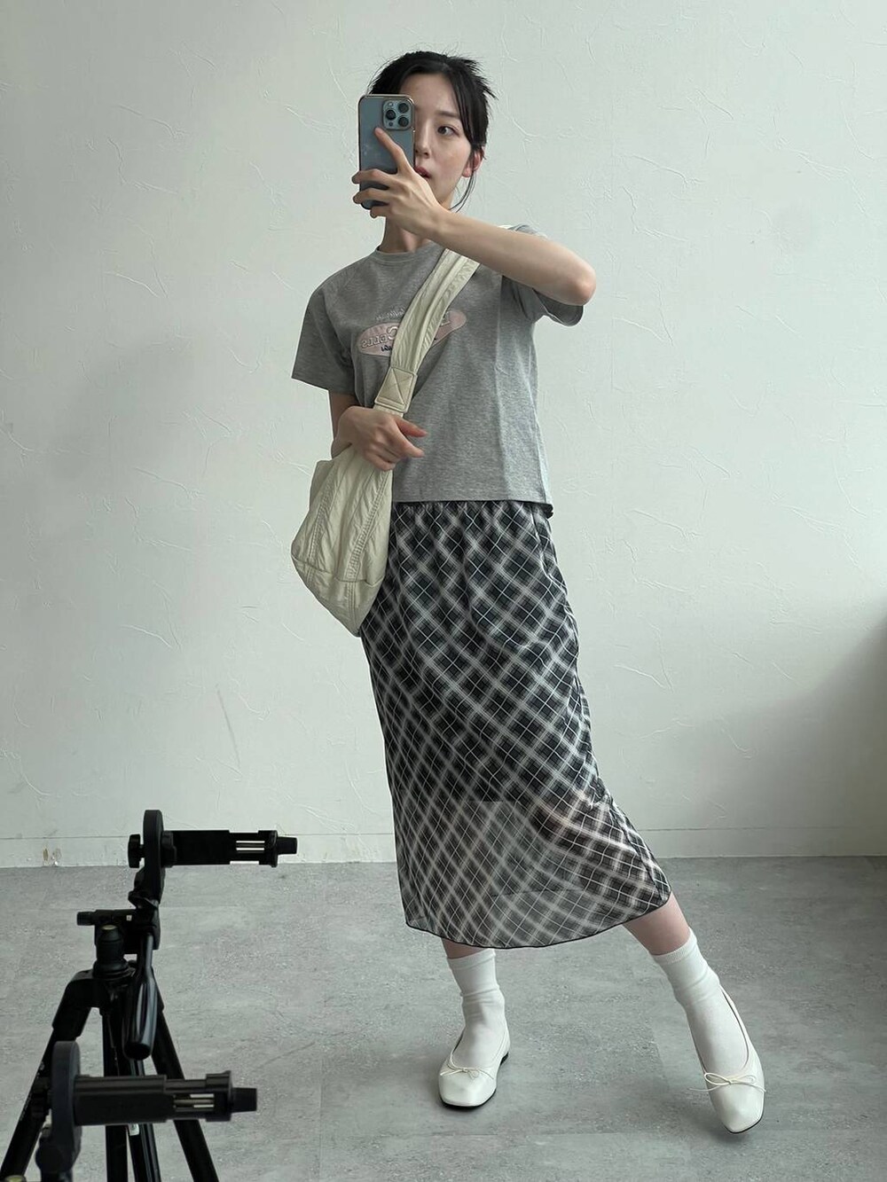 グレー系のTシャツ/カットソー、グレー系のスカート、ベージュ系のショルダーバッグを着用したレディースの夏コーディネートの5枚目の写真