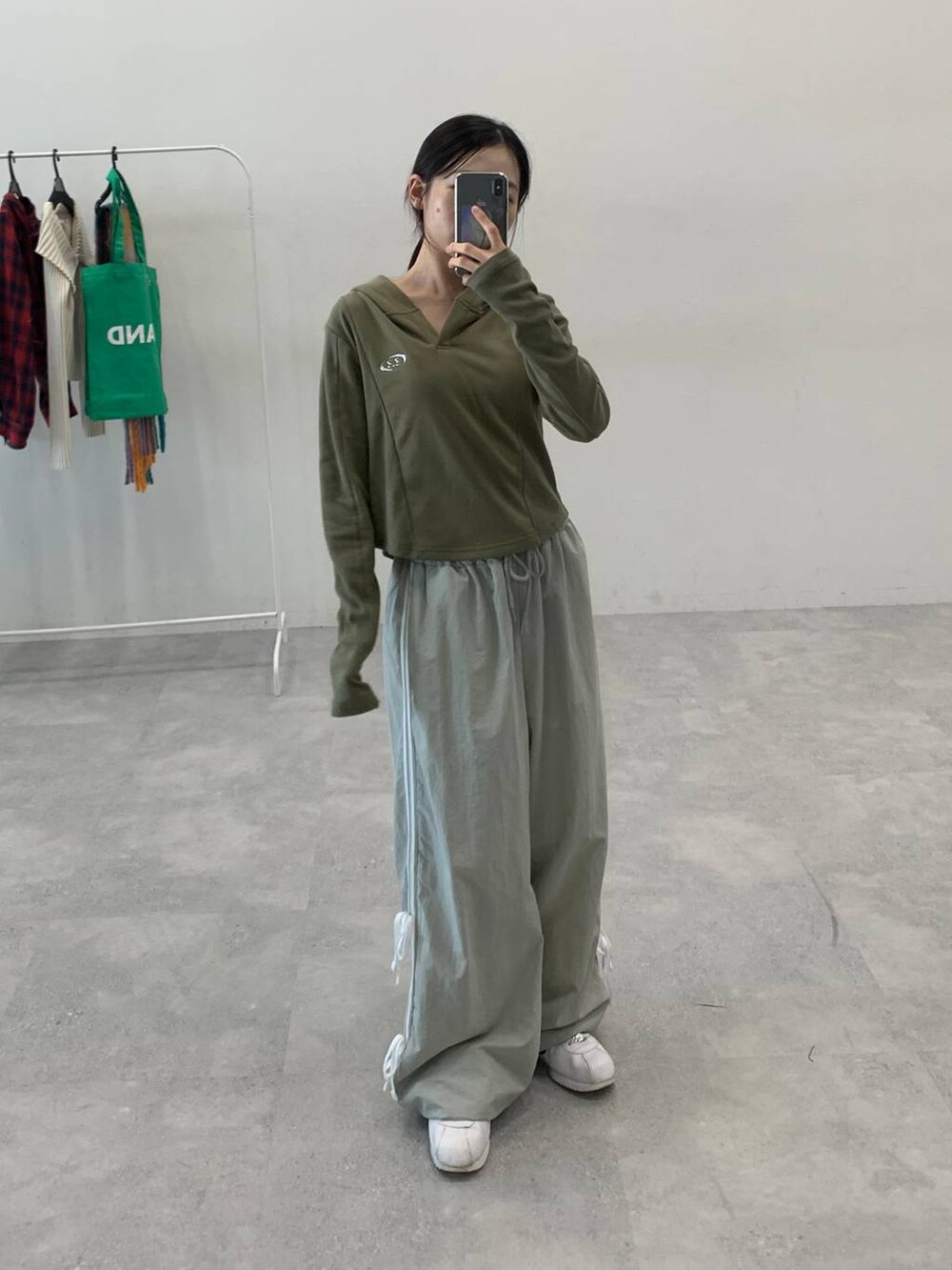 グレー系のその他パンツ、グリーン系のTシャツ/カットソーを着用したレディースの秋コーディネートの3枚目の写真