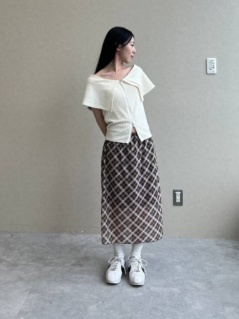 ブラウン系のスカート、ホワイト系のTシャツ/カットソーを着用したレディースの夏コーディネートの3枚目の写真