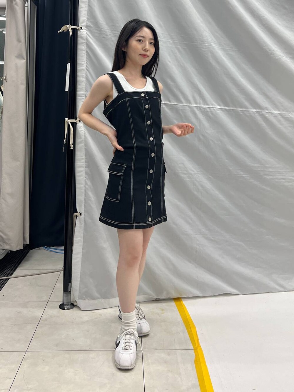 ブラック系のワンピース、ホワイト系のタンクトップを着用したレディースの夏コーディネートの2枚目の写真