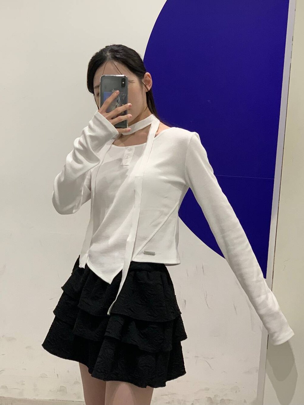 ブラック系のスカート、ホワイト系のTシャツ/カットソーを着用したレディースの秋コーディネートの5枚目の写真