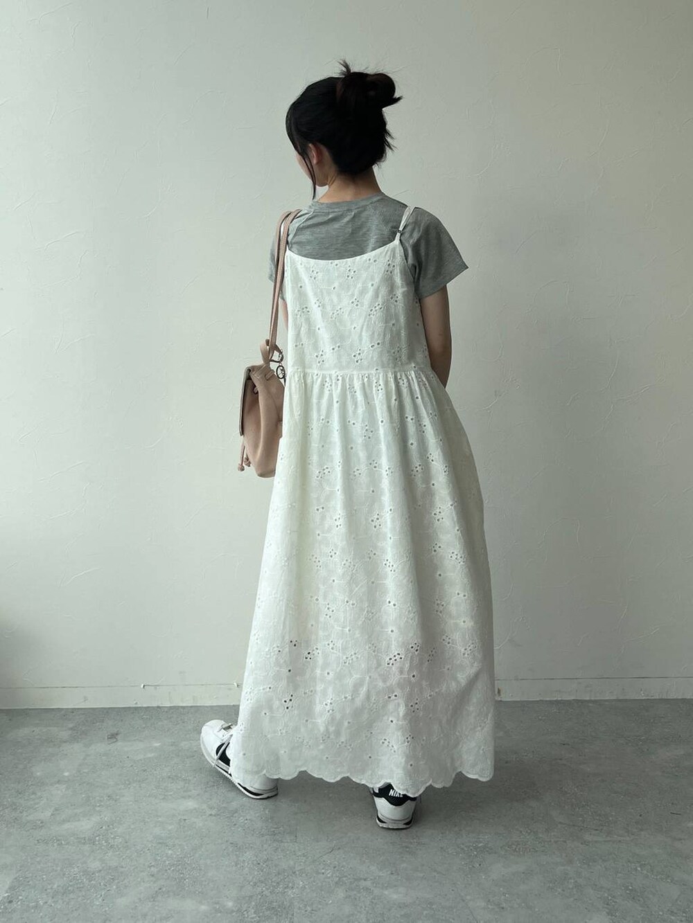 グレー系のTシャツ/カットソー、ベージュ系のワンピースを着用したレディースの夏コーディネートの3枚目の写真