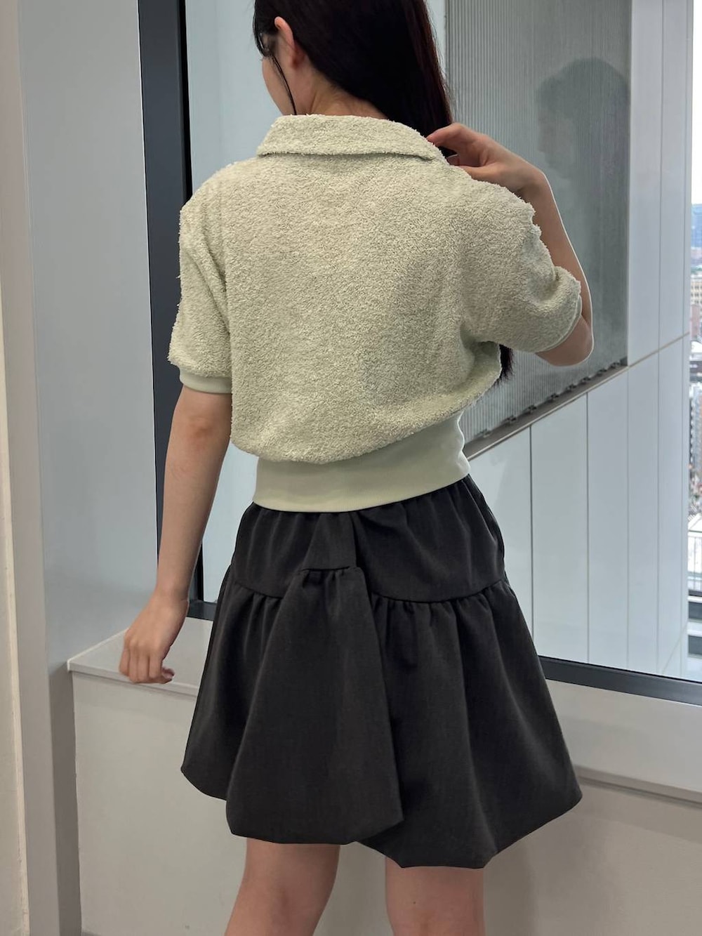 グレー系のスカート、グリーン系のTシャツ/カットソーを着用したレディースの夏コーディネートの6枚目の写真