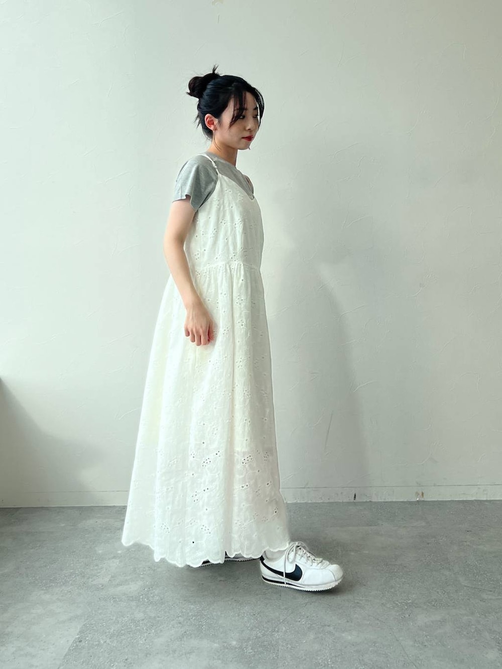 グレー系のTシャツ/カットソー、ベージュ系のワンピースを着用したレディースの夏コーディネートの2枚目の写真