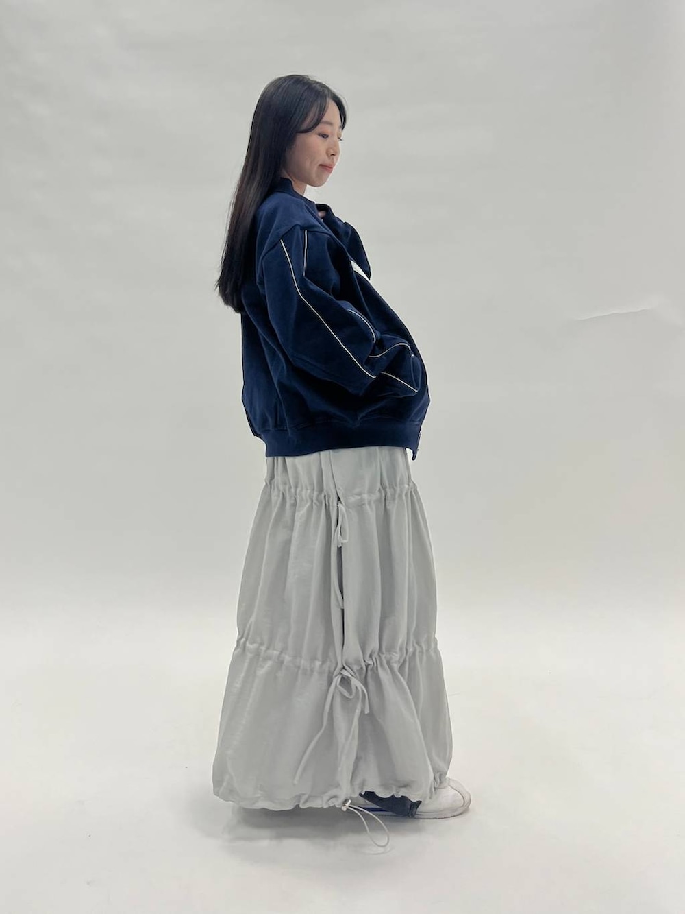 ホワイト系のTシャツ/カットソー、ブラック系のデニムパンツ、ブルー系のブルゾンを着用したレディースの冬コーディネートの5枚目の写真