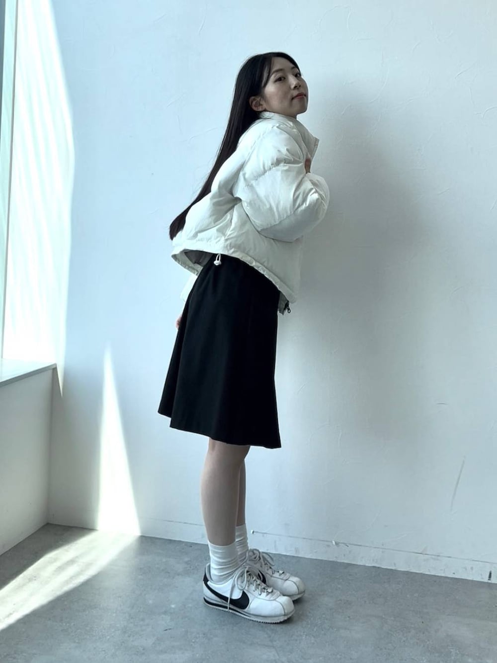 ブラック系のその他パンツ、ベージュ系のダウンジャケット/コートを着用したレディースの秋コーディネートの4枚目の写真