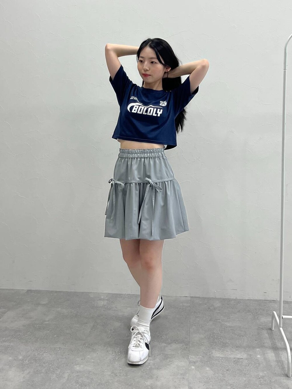 グレー系のスカート、ブルー系のTシャツ/カットソーを着用したレディースの夏コーディネートの5枚目の写真