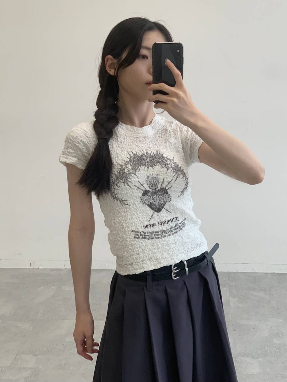 グレー系のスカート、ホワイト系のTシャツ/カットソーを着用したレディースの夏コーディネートの8枚目の写真
