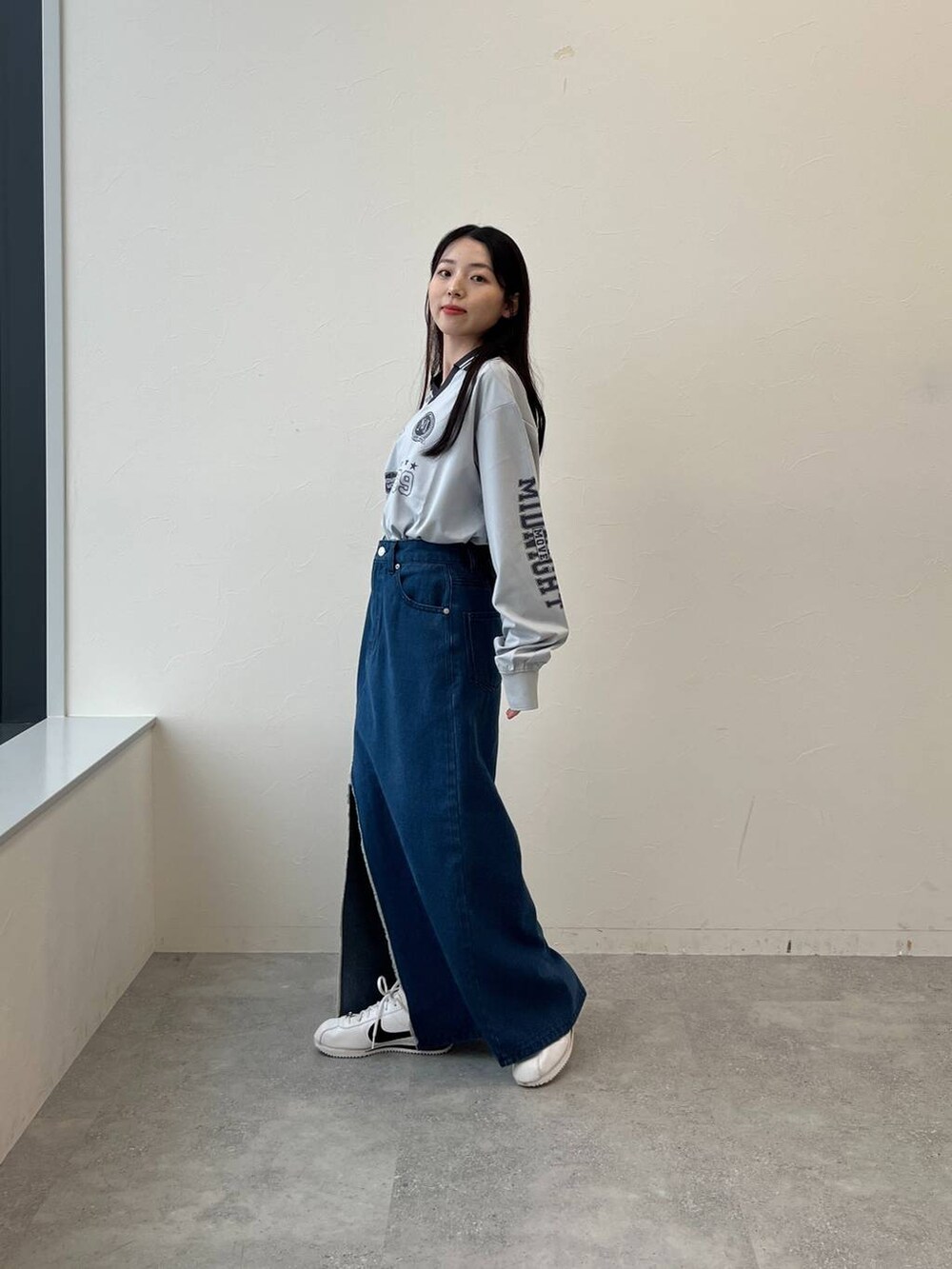 ブルー系のスカート、グレー系のTシャツ/カットソーを着用したレディースの春コーディネートの3枚目の写真