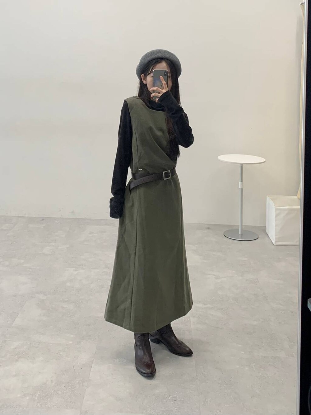 グリーン系のワンピース、ブラウン系のベルト、グレー系のハンチング/ベレー帽を着用したレディースの秋コーディネートの3枚目の写真