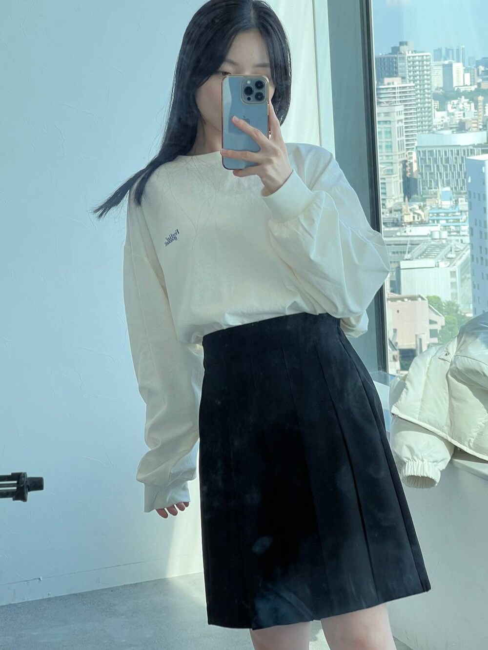 ブラック系のその他パンツ、ホワイト系のTシャツ/カットソーを着用したレディースの秋コーディネートの2枚目の写真