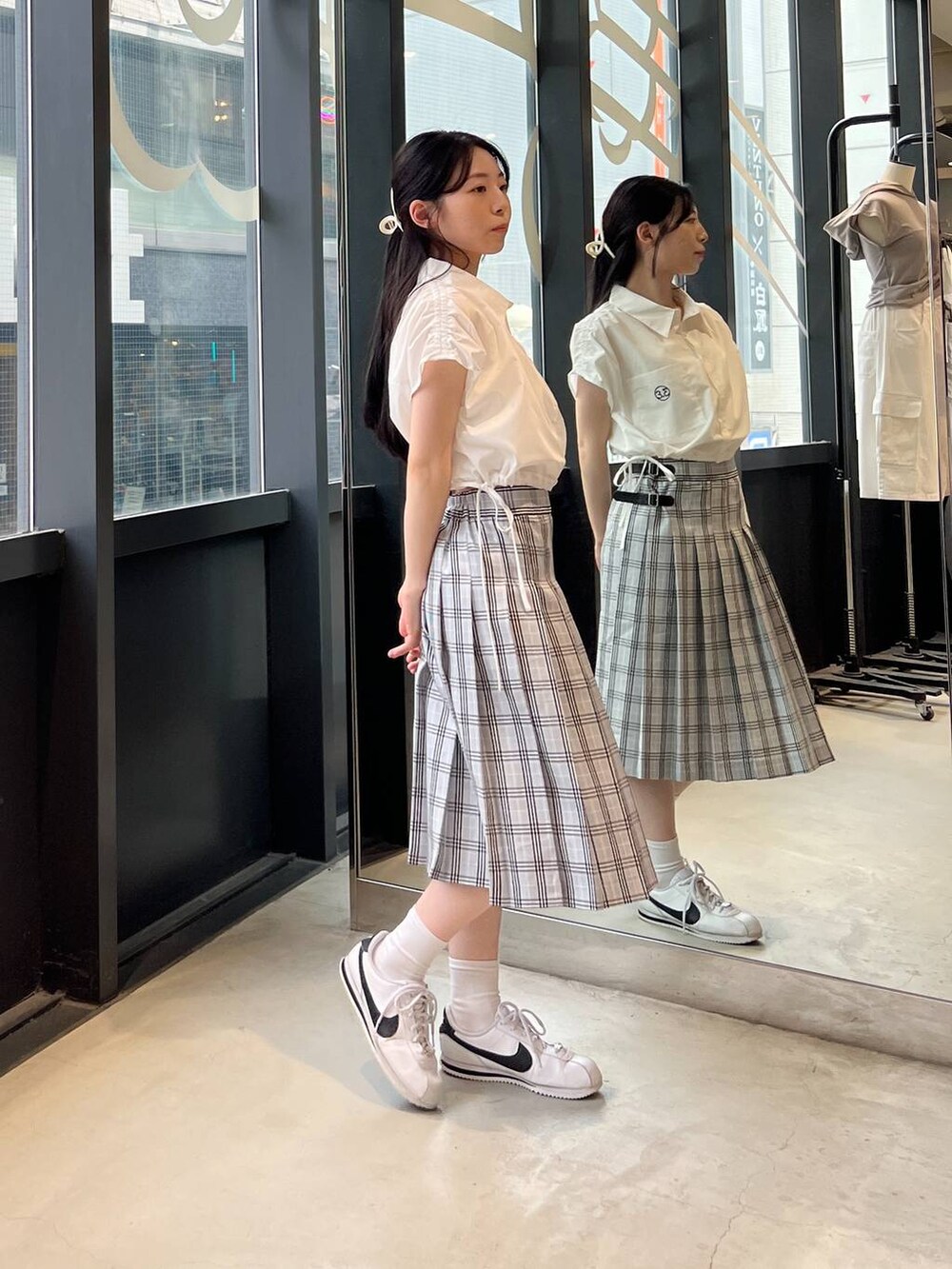 ホワイト系のシャツ/ブラウス、ブルー系のスカートを着用したレディースの夏コーディネートの4枚目の写真