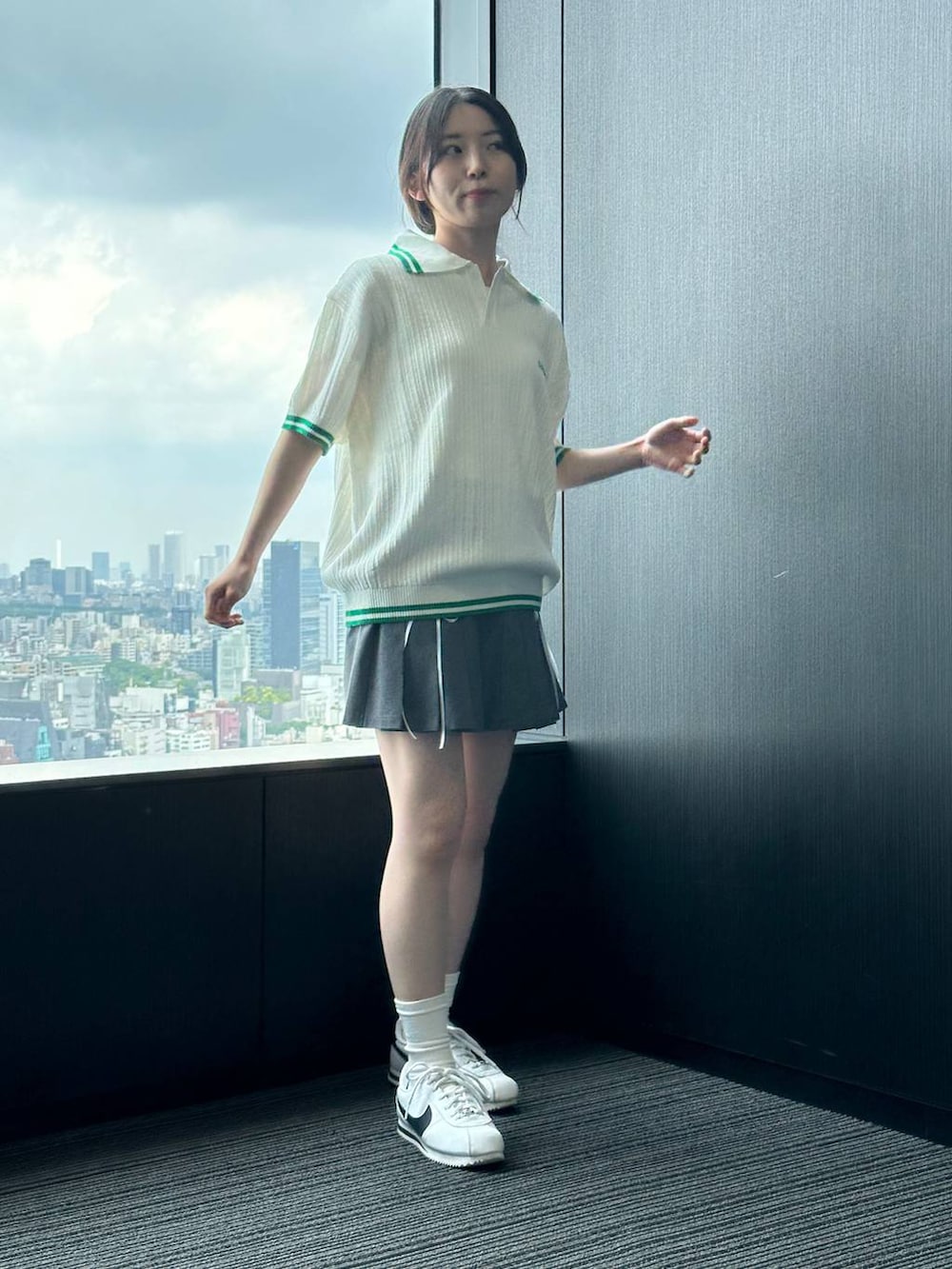 グレー系のスカート、ベージュ系のニット/セーターを着用したレディースの夏コーディネートの4枚目の写真