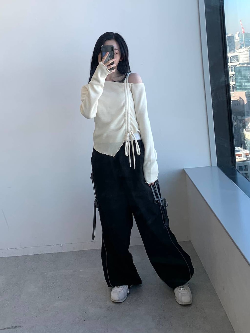 ブラック系のその他パンツ、ホワイト系のTシャツ/カットソーを着用したレディースの冬コーディネートの3枚目の写真