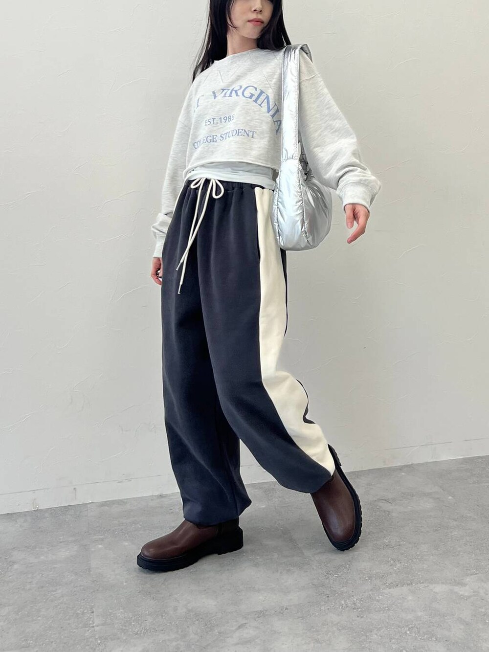 グレー系のTシャツ/カットソー、その他のショルダーバッグ、グレー系のスウェットパンツを着用したレディースの冬コーディネートの7枚目の写真