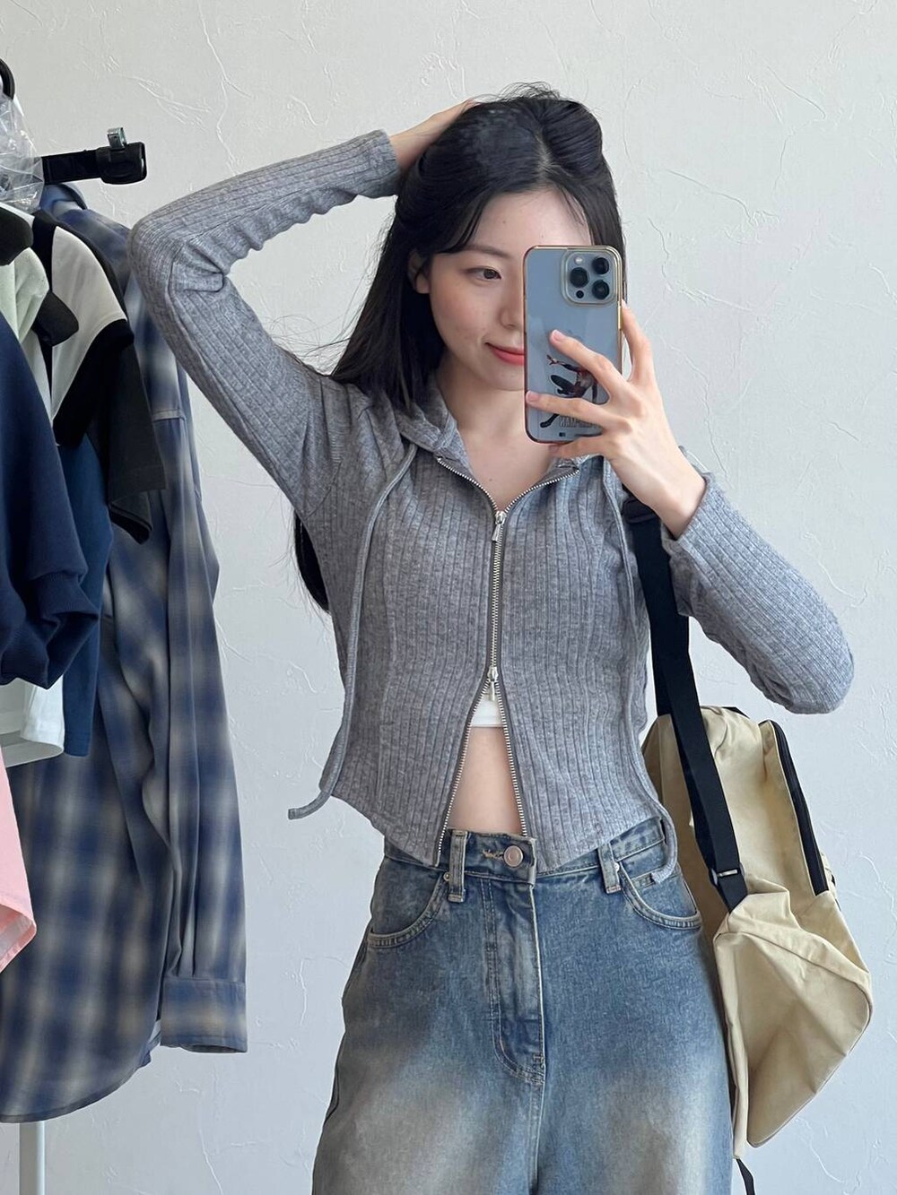 ブルー系のデニムパンツ、グレー系のTシャツ/カットソー、ベージュ系のバックパック/リュックを着用したレディースの春コーディネートの5枚目の写真