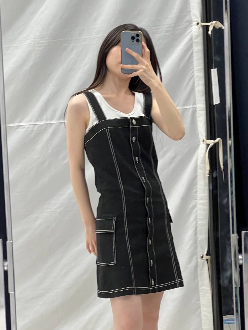 ブラック系のワンピース、ホワイト系のタンクトップを着用したレディースの夏コーディネートの4枚目の写真