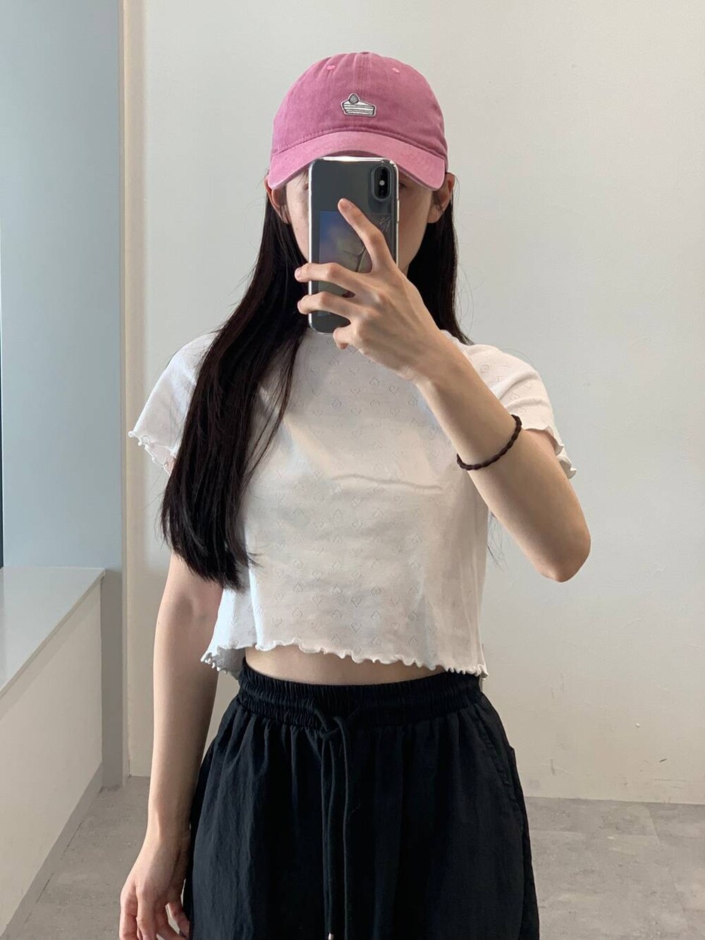 ホワイト系のTシャツ/カットソー、ピンク系のキャップを着用したレディースの夏コーディネートの3枚目の写真