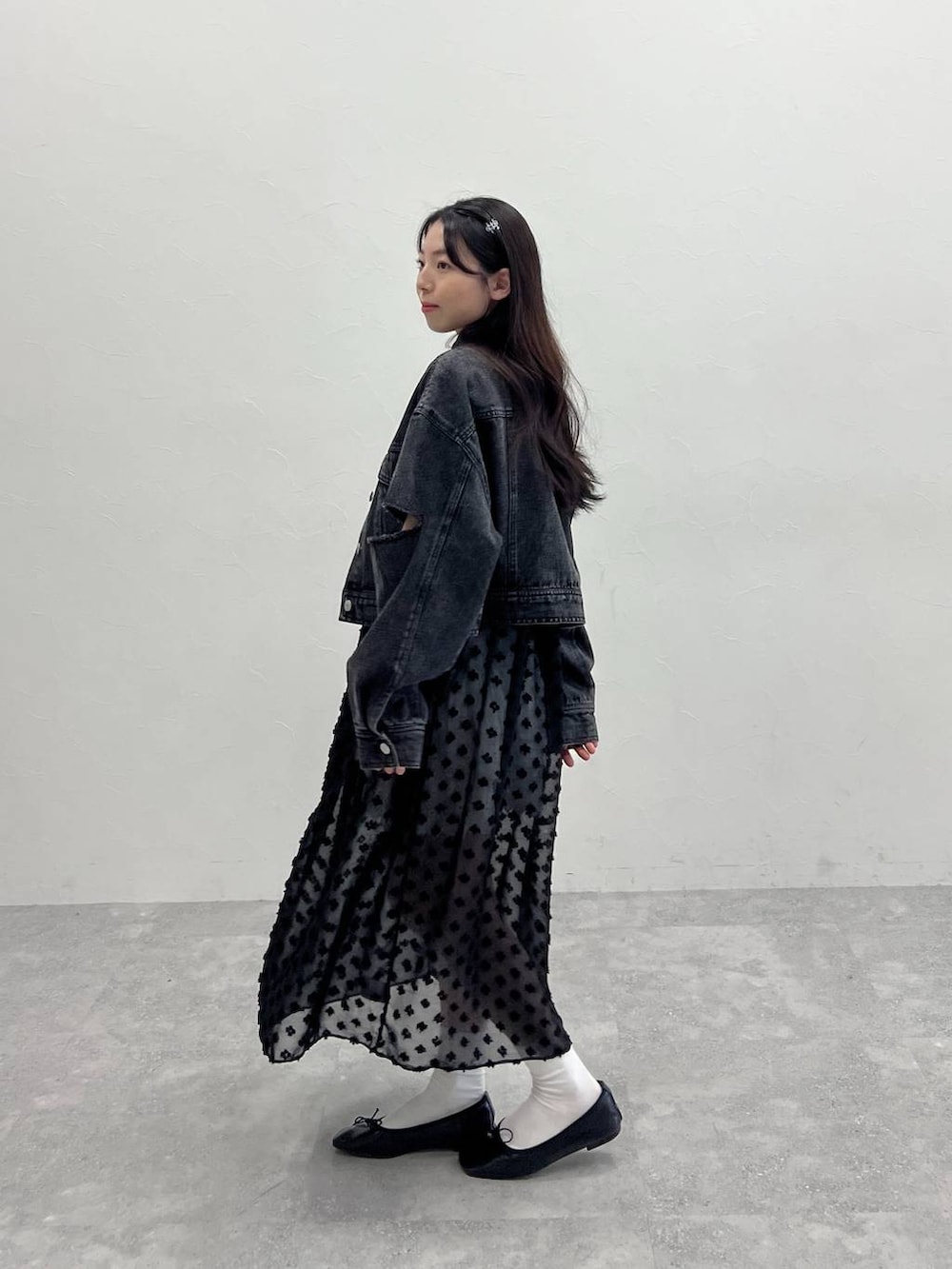 ブラック系のワンピース、ブラック系のデニムジャケットを着用したレディースの春コーディネートの5枚目の写真