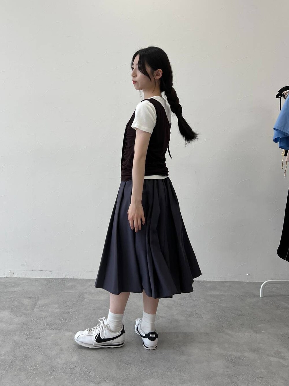 グレー系のスカート、ブラウン系のキャミソールを着用したレディースの夏コーディネートの4枚目の写真