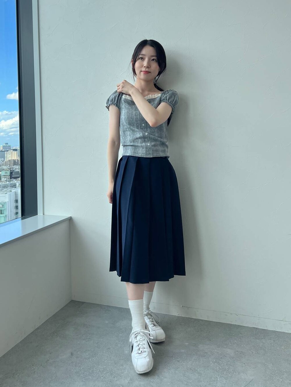 ブルー系のスカート、グレー系のTシャツ/カットソーを着用したレディースの夏コーディネートの8枚目の写真