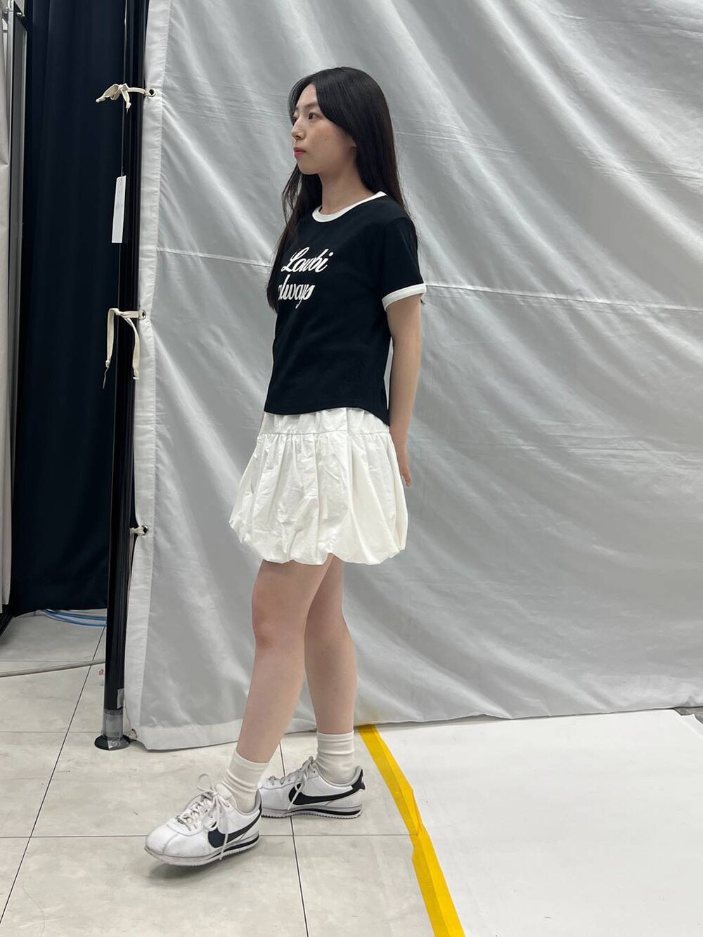 ブラック系のTシャツ/カットソー、ホワイト系のスカートを着用したレディースの夏コーディネートの2枚目の写真