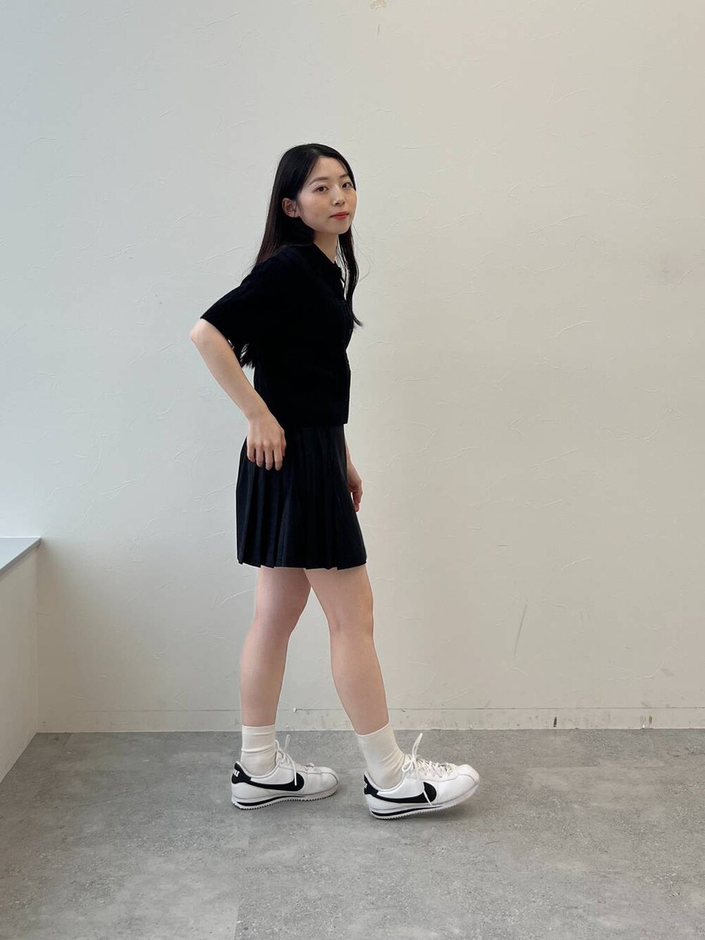 ブラック系のスカート、ブラック系のカーディガン/ボレロを着用したレディースの春コーディネートの3枚目の写真