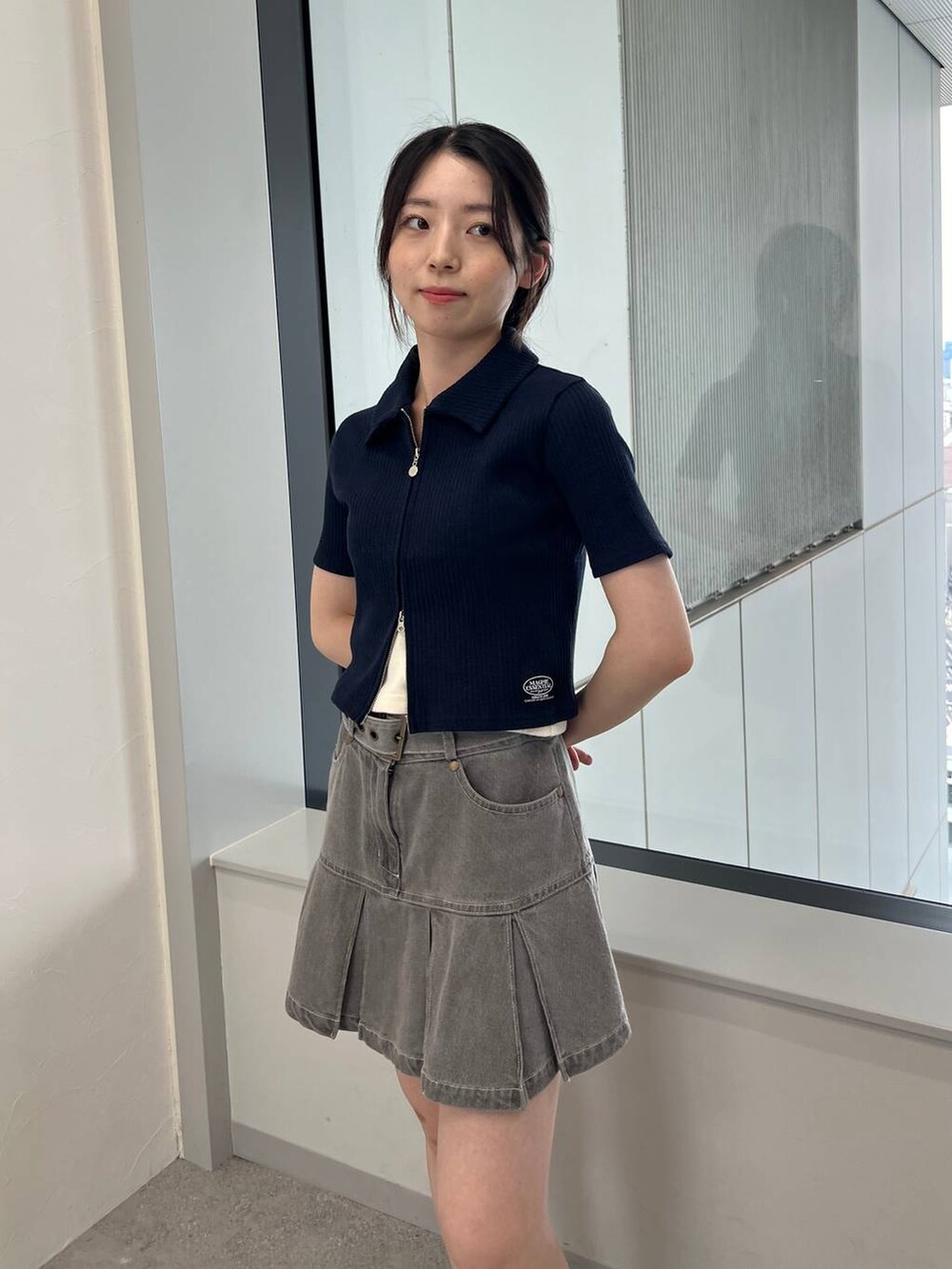 ブルー系のカーディガン/ボレロ、グレー系のデニムスカートを着用したレディースの夏コーディネートの3枚目の写真