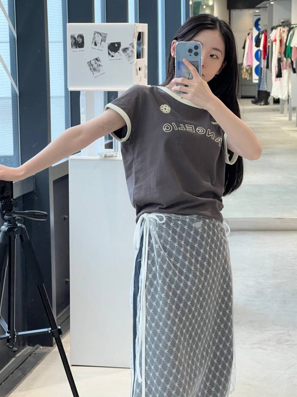 その他のスカート、ブラック系のショルダーバッグ、グレー系のTシャツ/カットソーを着用したレディースの夏コーディネートの3枚目の写真