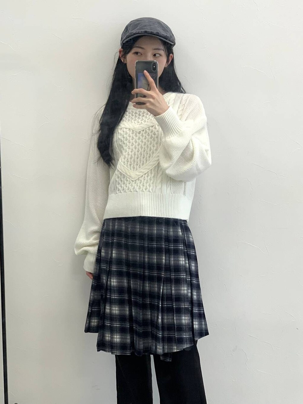 ホワイト系のニット/セーター、ブルー系のスカート、グレー系のハンチング/ベレー帽を着用したレディースの冬コーディネートの4枚目の写真