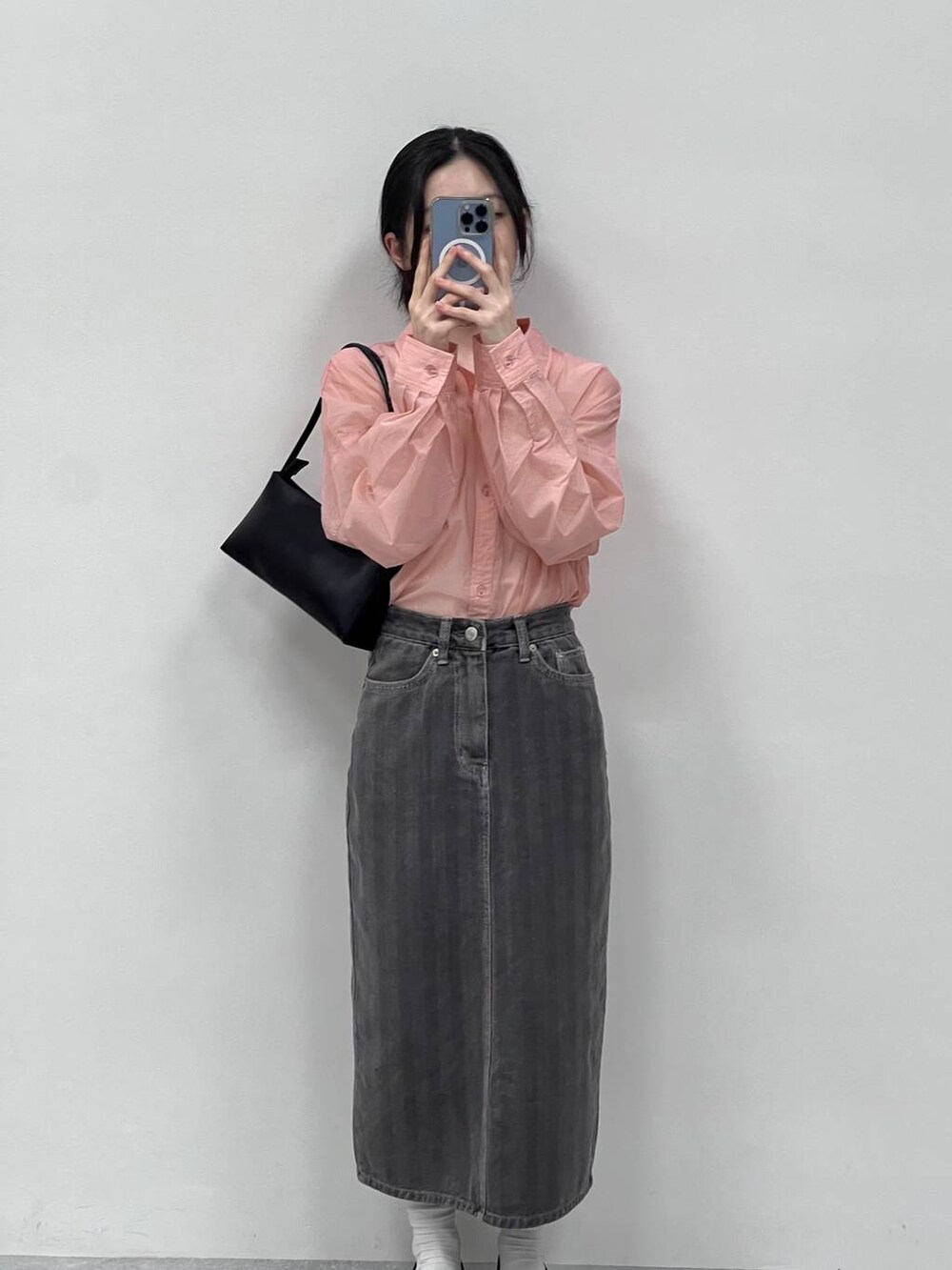 ホワイト系のキャミソール、ピンク系のシャツ/ブラウスを着用したレディースの春コーディネートの2枚目の写真