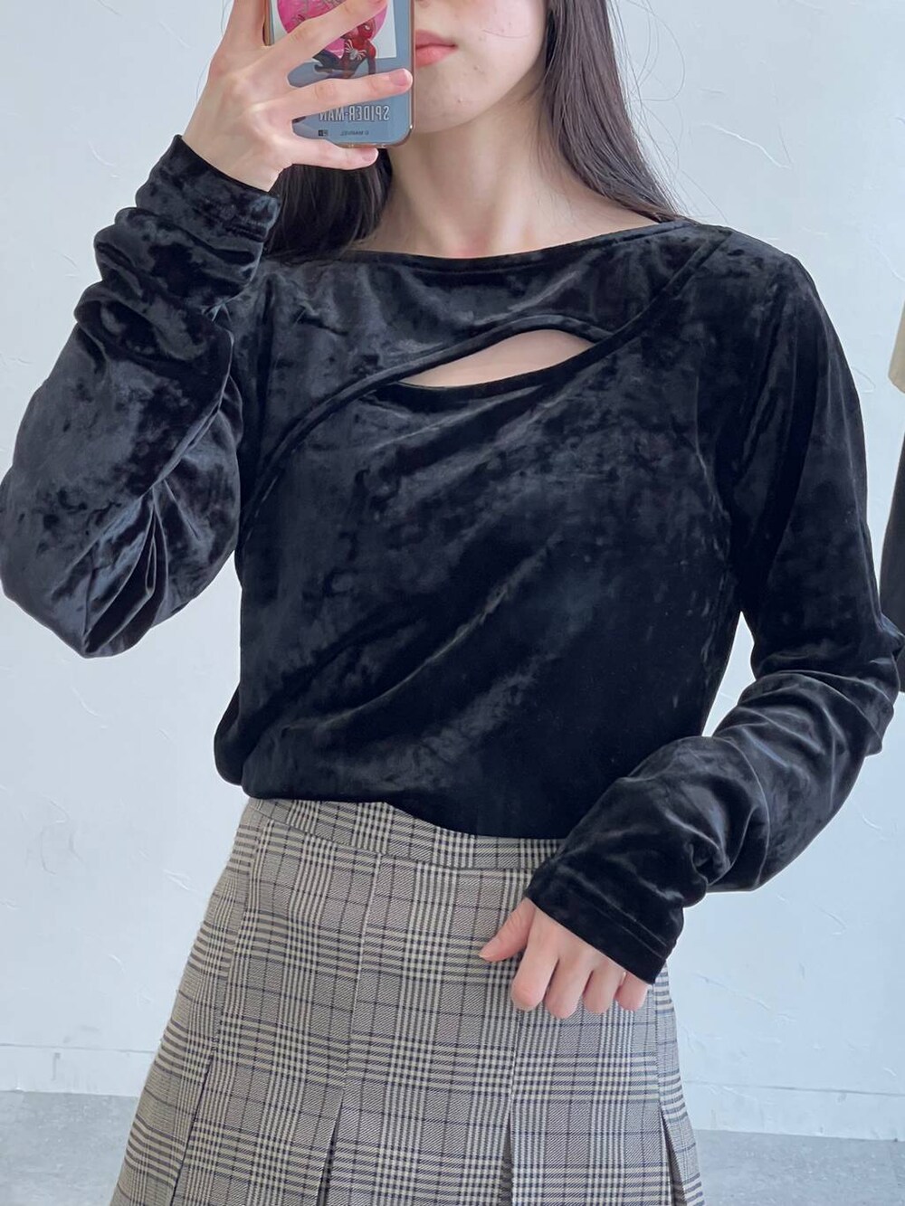 ブラック系のTシャツ/カットソー、ブラウン系のスカート、ブルー系のトートバッグを着用したレディースの冬コーディネートの5枚目の写真