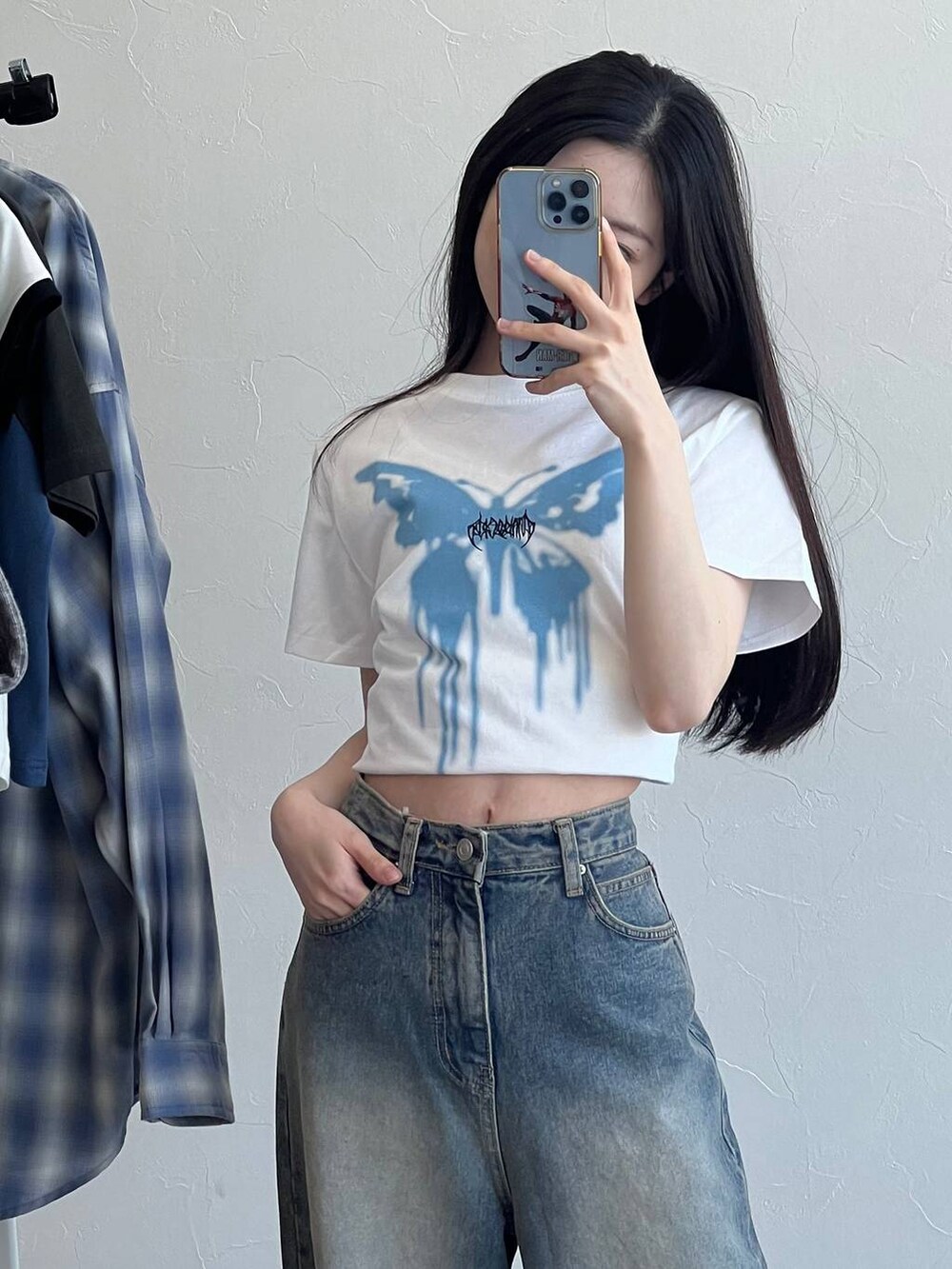 ブルー系のデニムパンツ、ホワイト系のTシャツ/カットソーを着用したレディースの春コーディネートの2枚目の写真