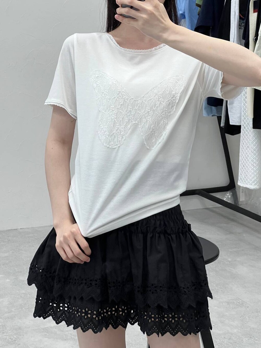 ブラック系のスカート、ホワイト系のTシャツ/カットソーを着用したレディースの夏コーディネートの5枚目の写真