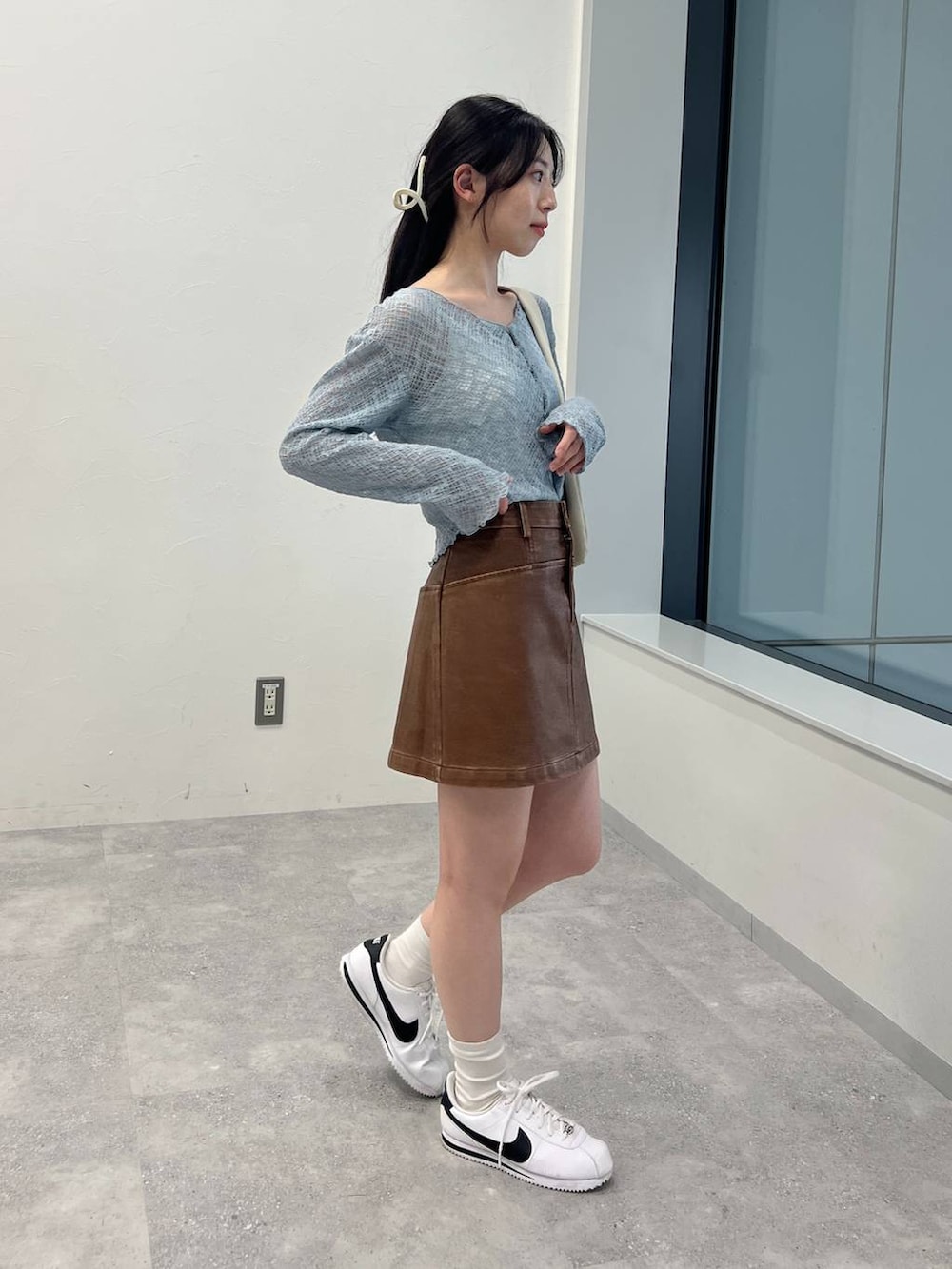 イエロー系のスカートを着用したレディースの春コーディネートの2枚目の写真