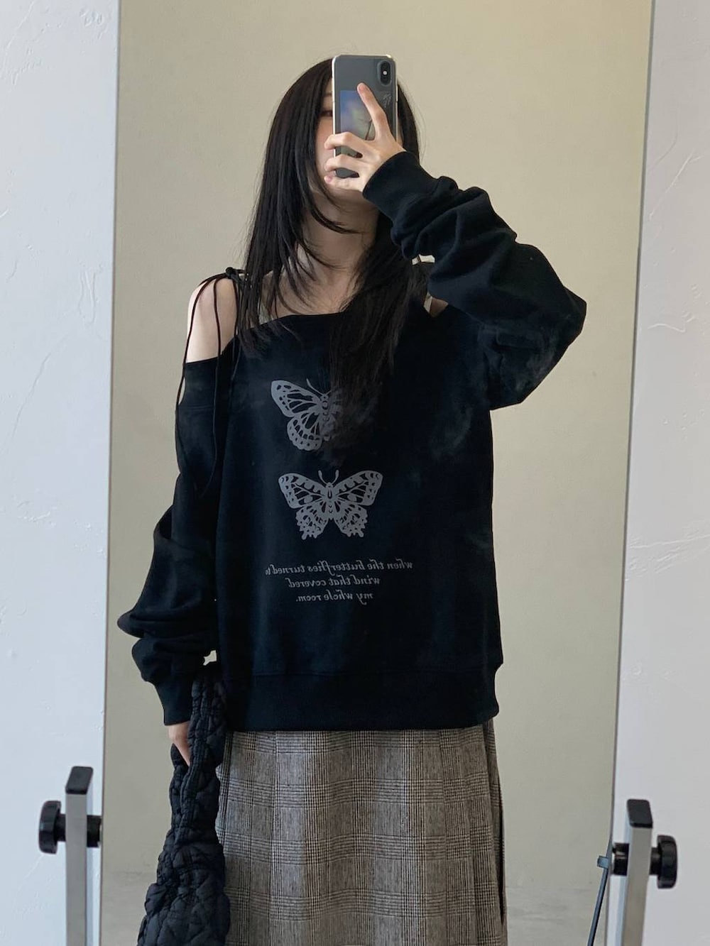 ブラック系のショルダーバッグ、ブラウン系のスカート、ブラック系のスウェットを着用したレディースの冬コーディネートの4枚目の写真