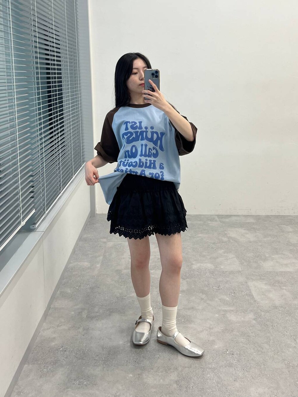 ブラック系のスカート、ブルー系のTシャツ/カットソーを着用したレディースの春コーディネートの4枚目の写真