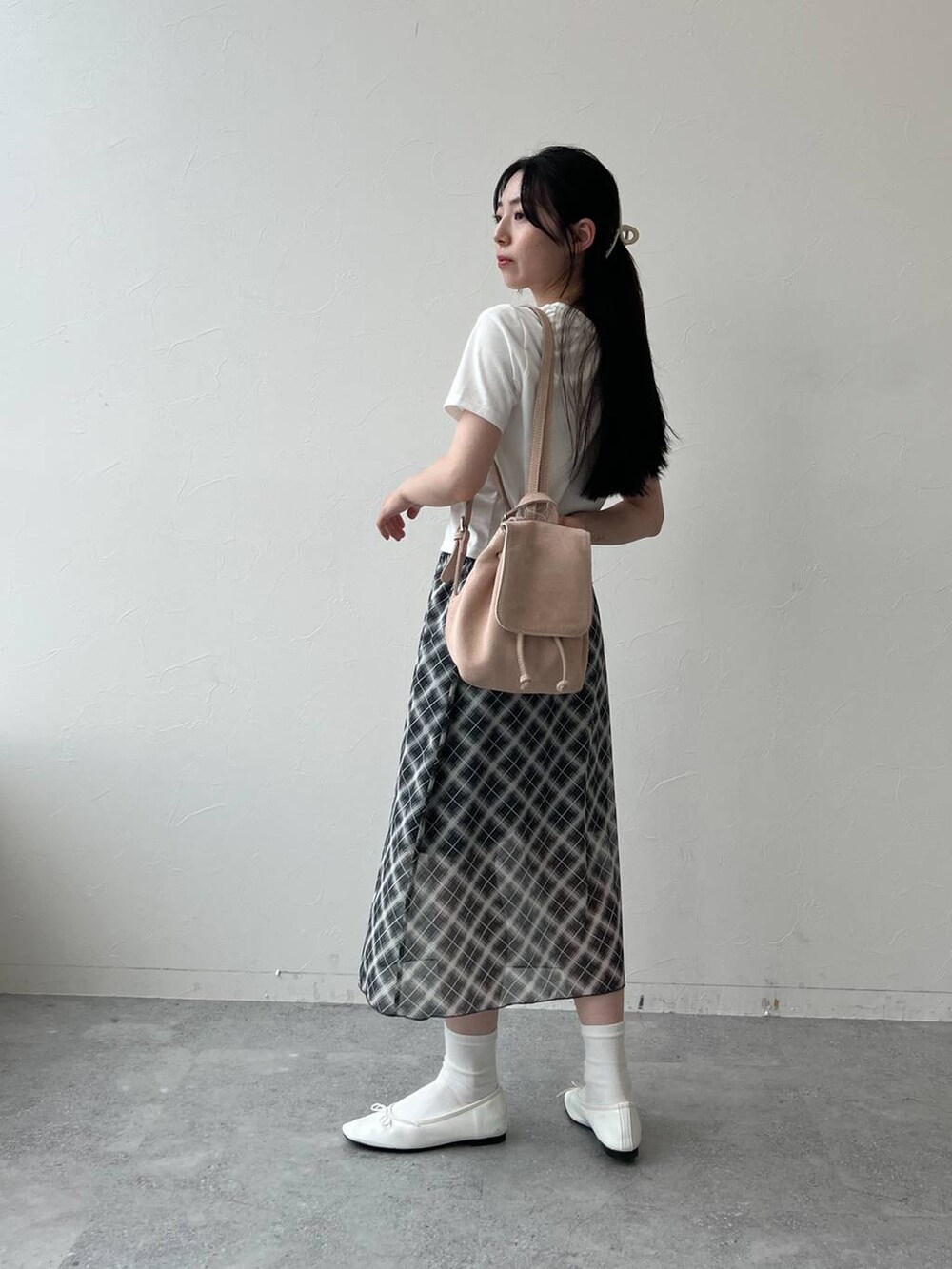 グレー系のスカート、ホワイト系のTシャツ/カットソーを着用したレディースの夏コーディネートの3枚目の写真