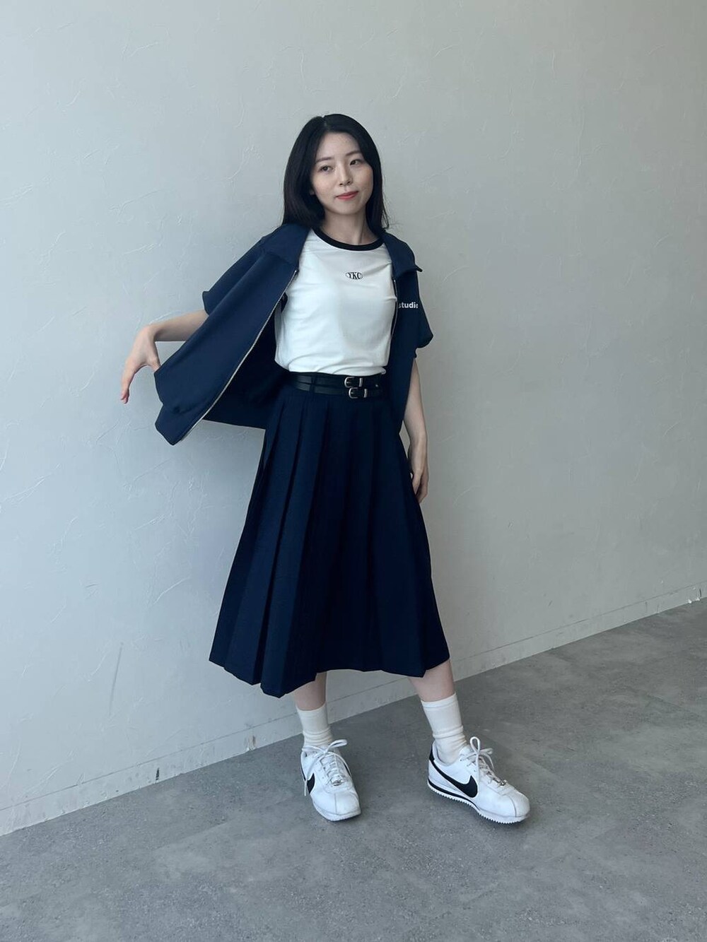 ブルー系のスウェット、ホワイト系のTシャツ/カットソー、ブルー系のスカートを着用したレディースの春コーディネートの5枚目の写真