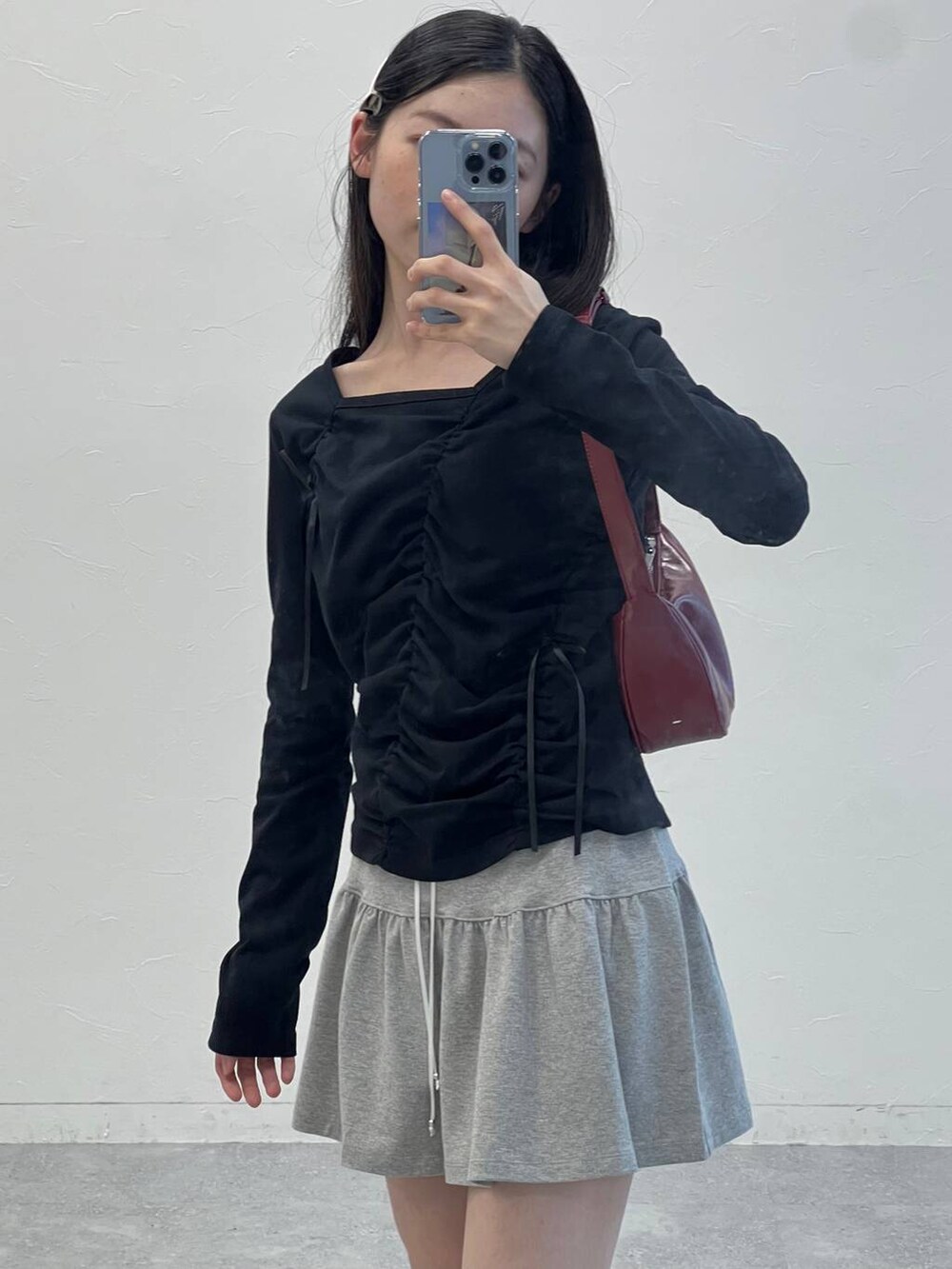 グレー系のスカート、ブラック系のTシャツ/カットソーを着用したレディースの夏コーディネートの4枚目の写真