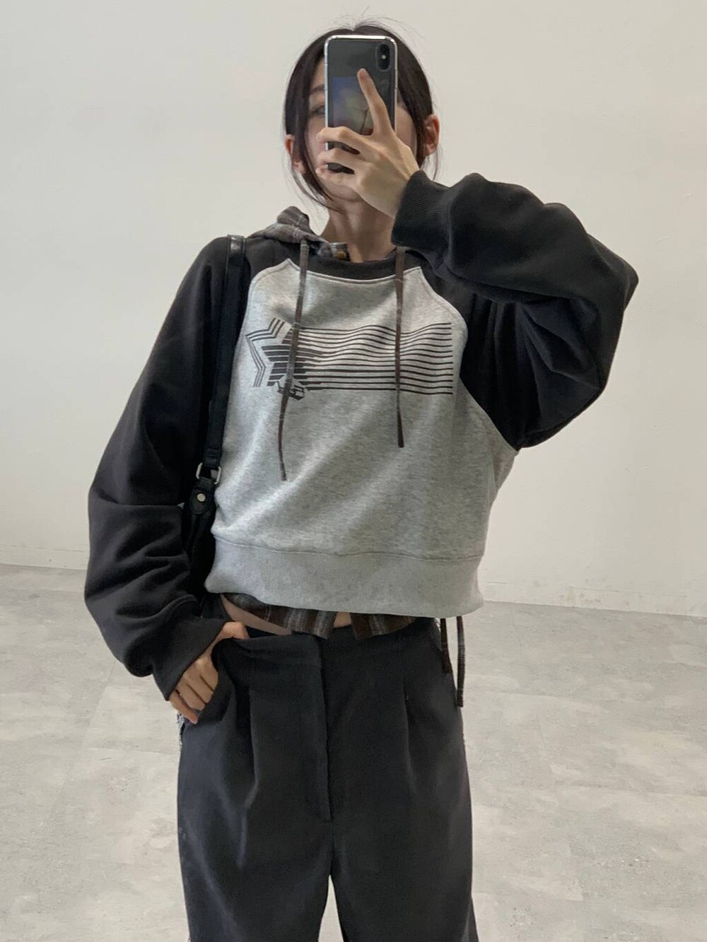 ブラウン系のシャツ/ブラウス、グレー系のスウェット、グレー系のスラックスを着用したレディースの秋コーディネートの7枚目の写真