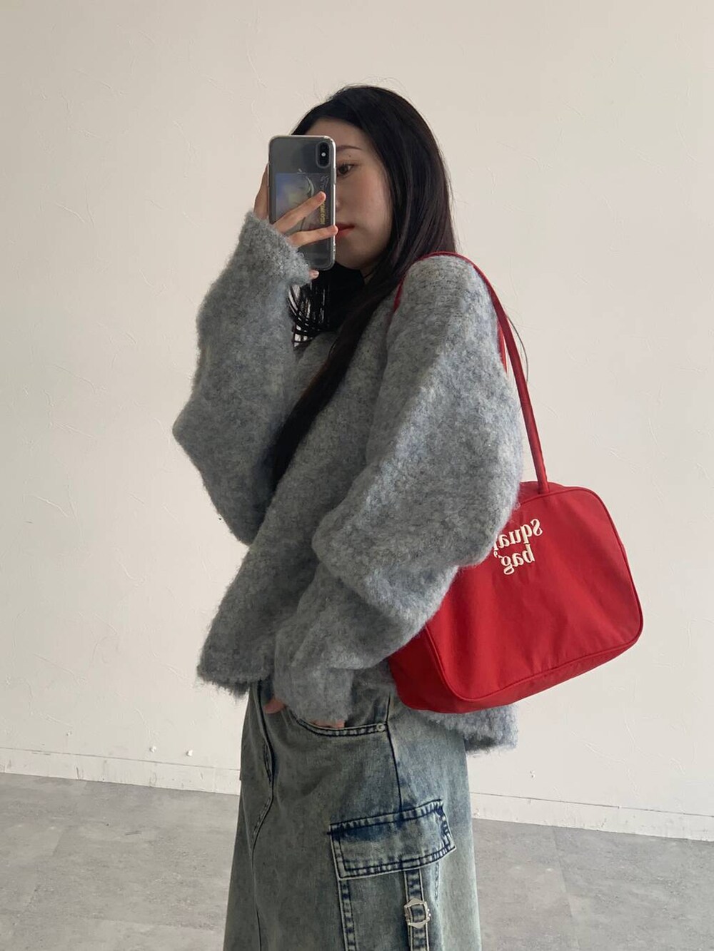 ブルー系のデニムスカート、グレー系のニット/セーターを着用したレディースの秋コーディネートの7枚目の写真