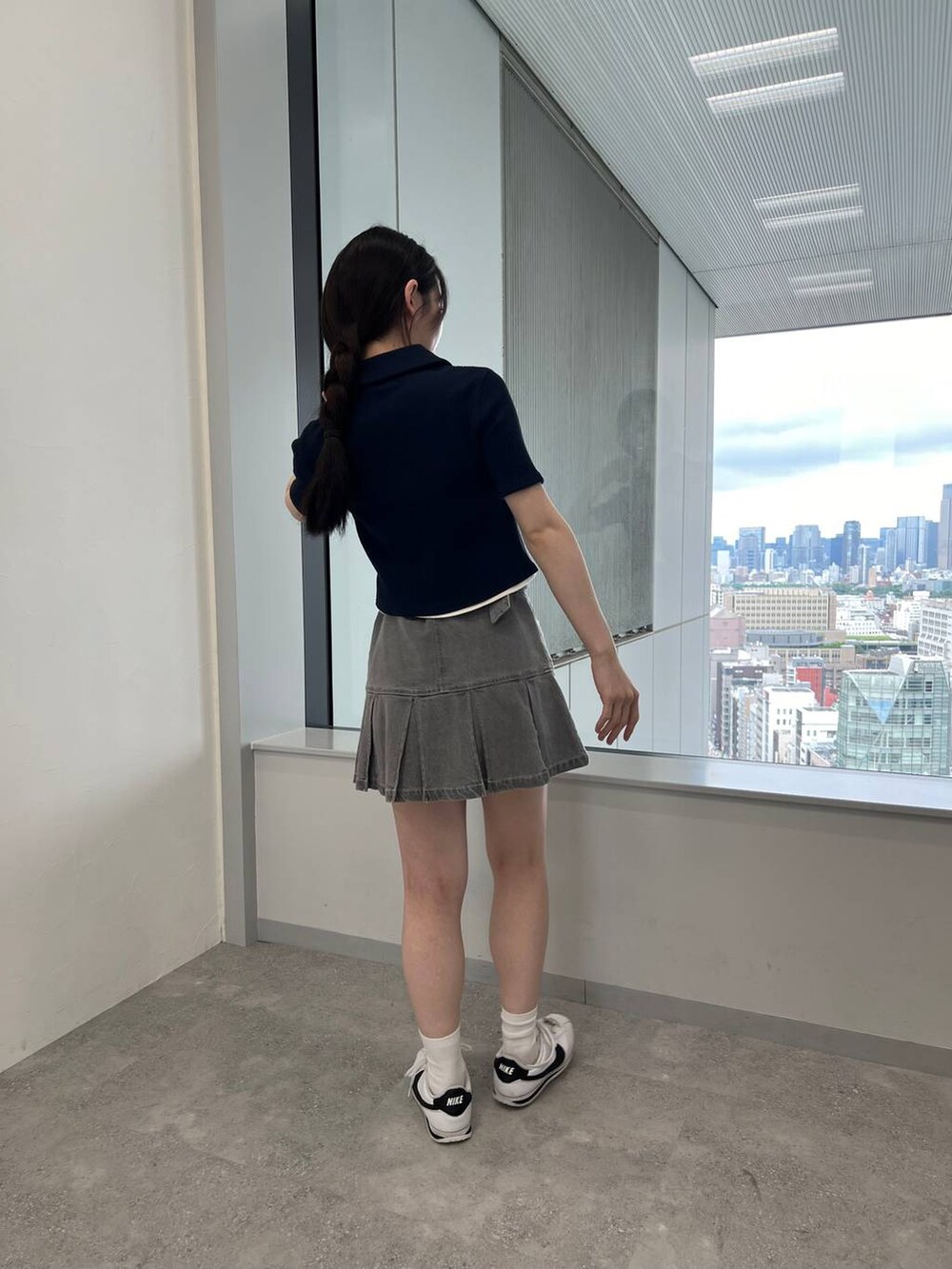 ブルー系のカーディガン/ボレロ、グレー系のデニムスカートを着用したレディースの夏コーディネートの2枚目の写真