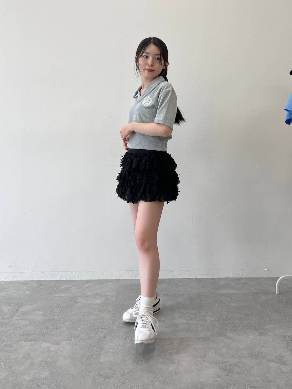 グレー系のTシャツ/カットソー、ブラック系のスカートを着用したレディースの夏コーディネートの3枚目の写真