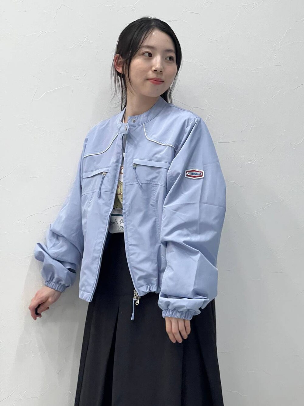 ブラック系のスカートを着用したレディースの春コーディネートの6枚目の写真