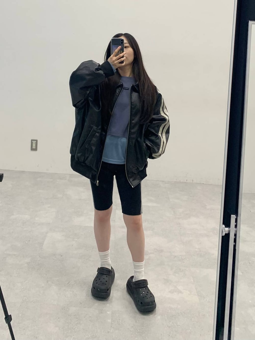 ブラック系のサンダル、ブラック系のブルゾン、ブルー系のTシャツ/カットソーを着用したレディースの秋コーディネートの2枚目の写真